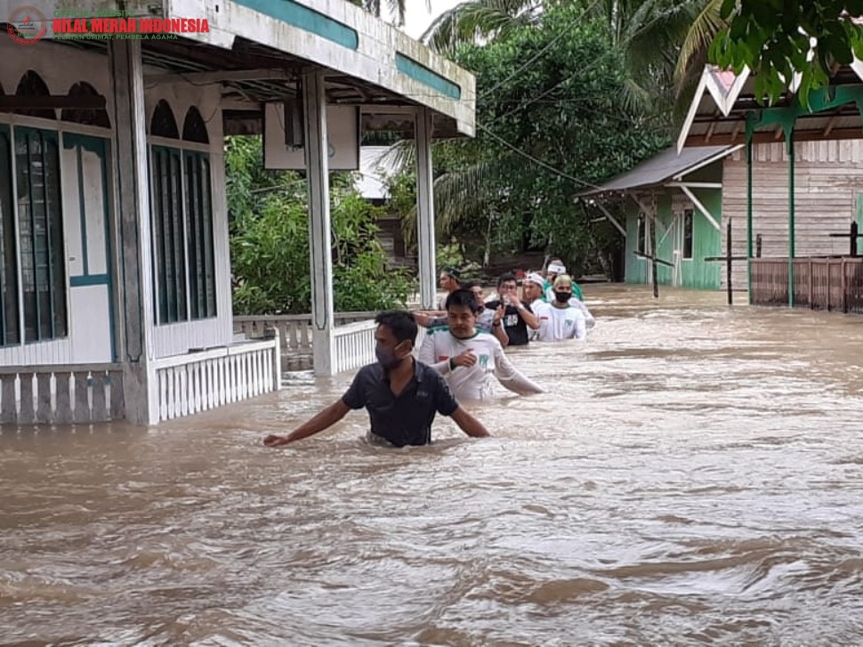Banjir Terjang Dua Kecamatan di Kalsel, Laskar Pembela Islam Terjun Selamatkan Warga
