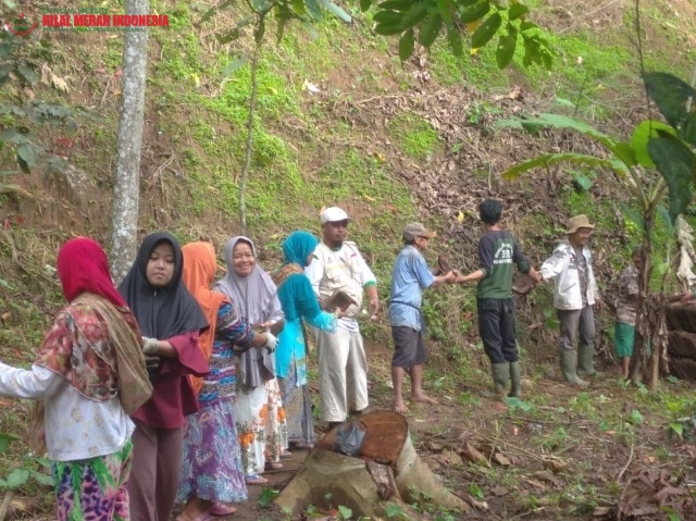 HILMI FPI Bahu-Membahu Membantu Korban Longsor di Taraju Kabupaten Tasikmalaya