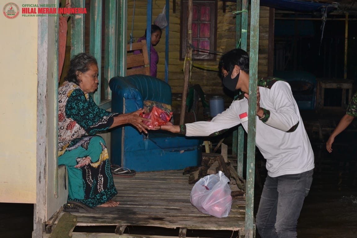 Peduli Banjir Pelaihari, FPI Tanag Laut dan Sayap Juang Telah Bagikan 2500 Paket Makanan Siap Saji