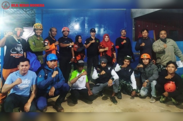 Banjir Terjang Masamba, FPI Luwu Raya Bersama Tim SAR Gabungan Berjibaku Dengan Lumpur