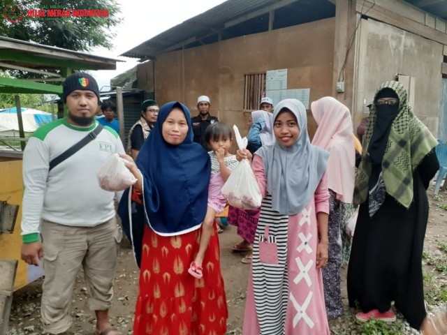 Pembagian Daging Qurban HILMI FPI di Tenda-tenda Pengungsian Korban Likuifaksi