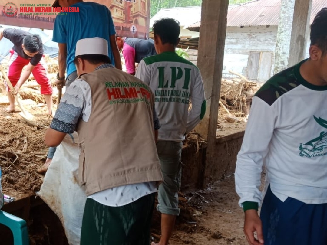 HILMI FPI Lampung bersama Yayasan Rumah Inspirasi Kemanusiaan dan Baitul Jannah Islamic School Bantu Korban Banjir Tanggamus