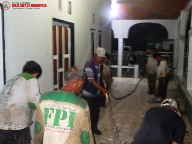 Hingga Malam LPI Madar Sulteng Masih Berupaya Membersihkan Rumah Korban Banjir Lumpur di Parigi