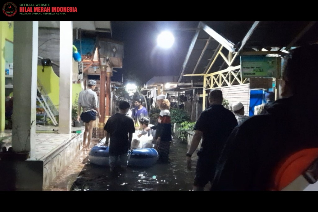 Gunakan Perahu Karet, HILMI - Front Persaudaraan Islam Banjarmasin Datangi Pemukiman Warga Korban Banjir