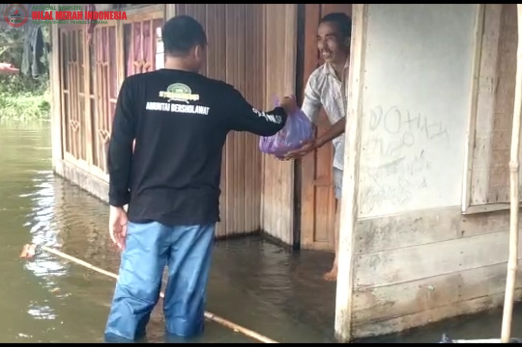 HILMI Front Persaudaraan Islam Hulu Sungai Utara Bagikan Sembako di Tengah Banjir Desa Pimping