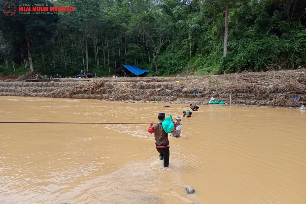 HILMI - Front Persaudaraan Islam HSS Terobos Aliran Sungai Demi Menyalurkan Bantuan Untuk Korban Banjir