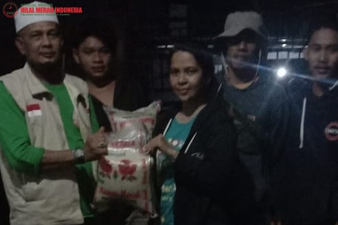 Turuni Gunung, Seorang Ibu Datangi Posko HILMI - Front Persaudaraan Islam Untuk Meminta Bantuan