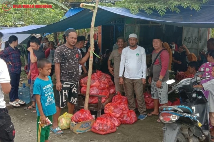 HILMI - Front Persaudaraan Islam Salurkan Puluhan Paket Sembako ke Korban Gempa di Desa Sumare Dalam