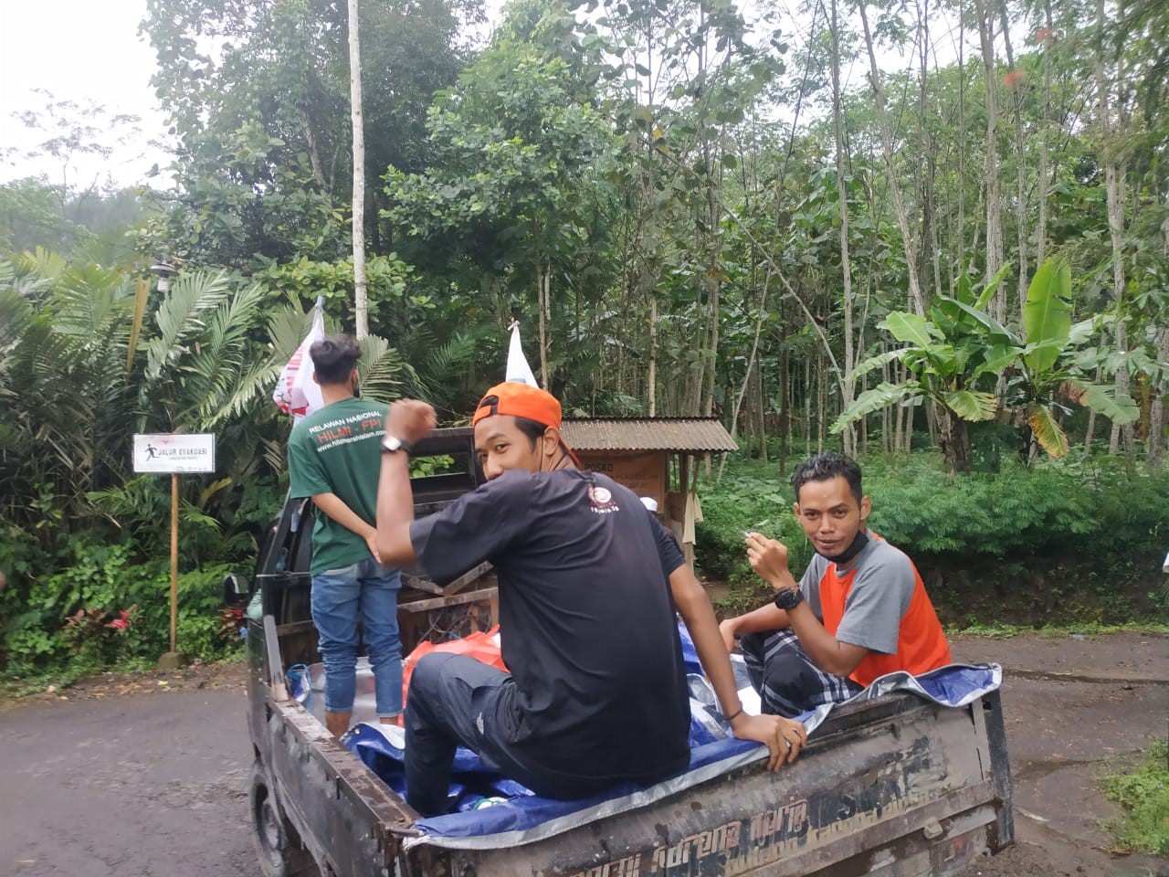 Hingga Hari Ke-30 Sudah 3000 Paket Sembako Dibagikan Tim Relawan Gabungan HILMI FPI Untuk Warga Terdampak Erupsi Semeru