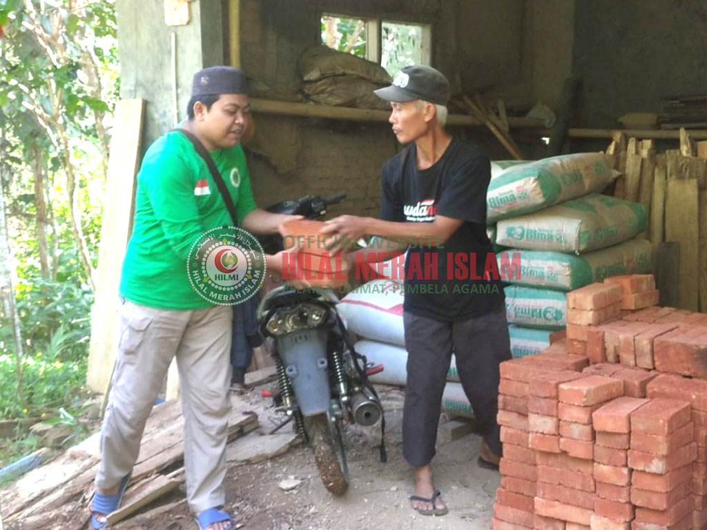 HILMI PRI FPI Ciamis Menyerahkan Bantuan Material ke Salah Satu Warga Cipeundeuy