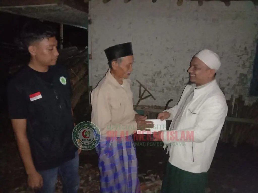 Rumah Bilik Panggung Guru Ngaji Hancur Tertimpa Pohon Besar, FPI Kab.Sukabumi Kirim Santunan