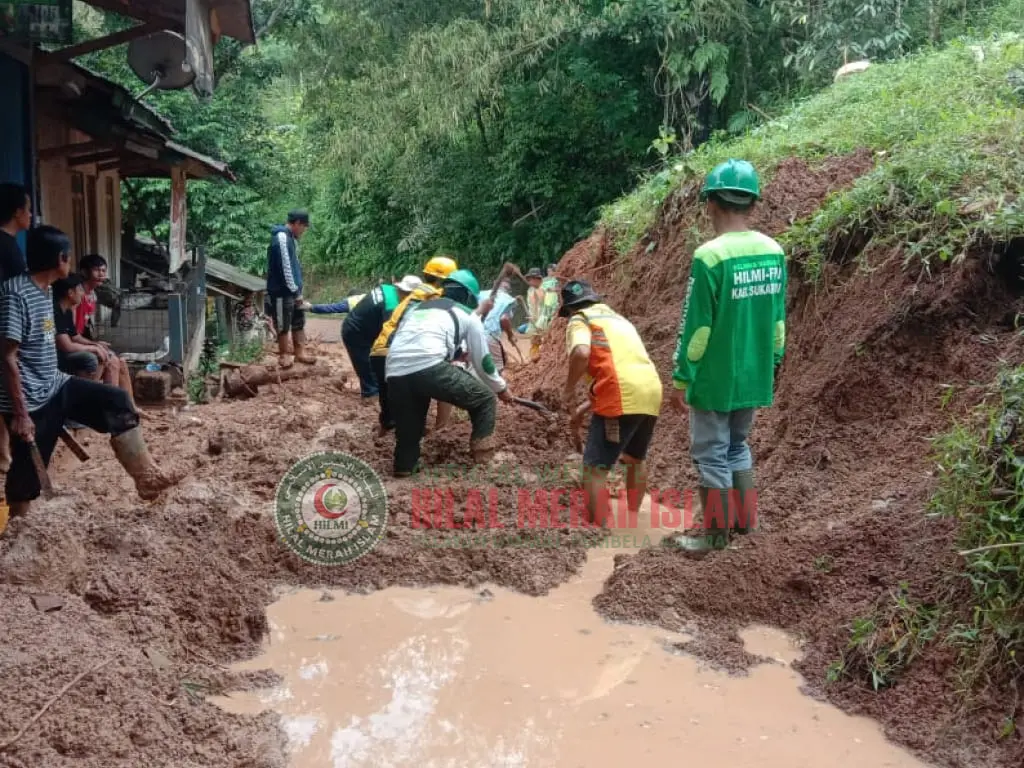 Hilal Merah Islam HILMI PRI FPI Sukabumi Buka Jalan Tertutup Longsor