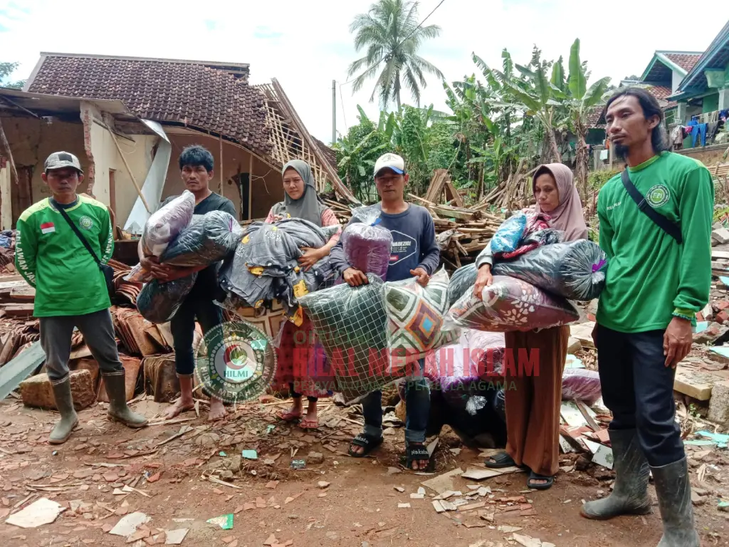 Posko FPI Kab. Sukabumi Terus Kirimkan Kasur Lipat, Selimut dan Bantal
