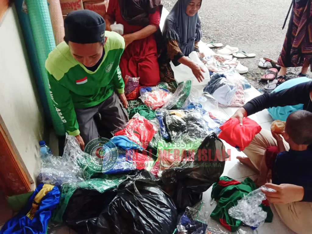 Warga Korban Banjir Rumah Hancur Datangi Posko FPI Kab. Sukabumi