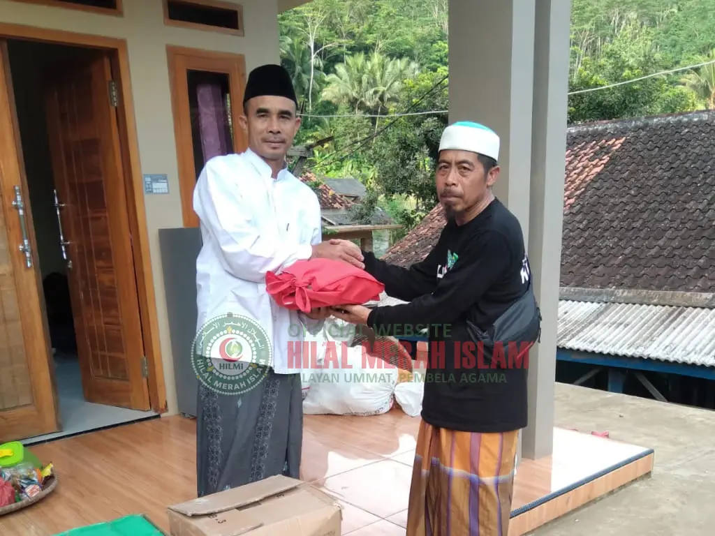 Hilmi Angkut Bahan Bangunan Melalui Perahu Menuju Mesjid