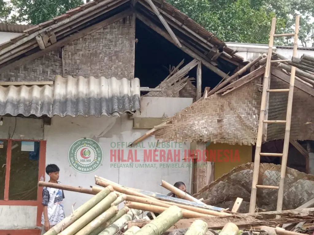 Rumah Tua Ambruk Diterpa Angin HILMI FPI Ciamis Kirim Bahan Bangunan
