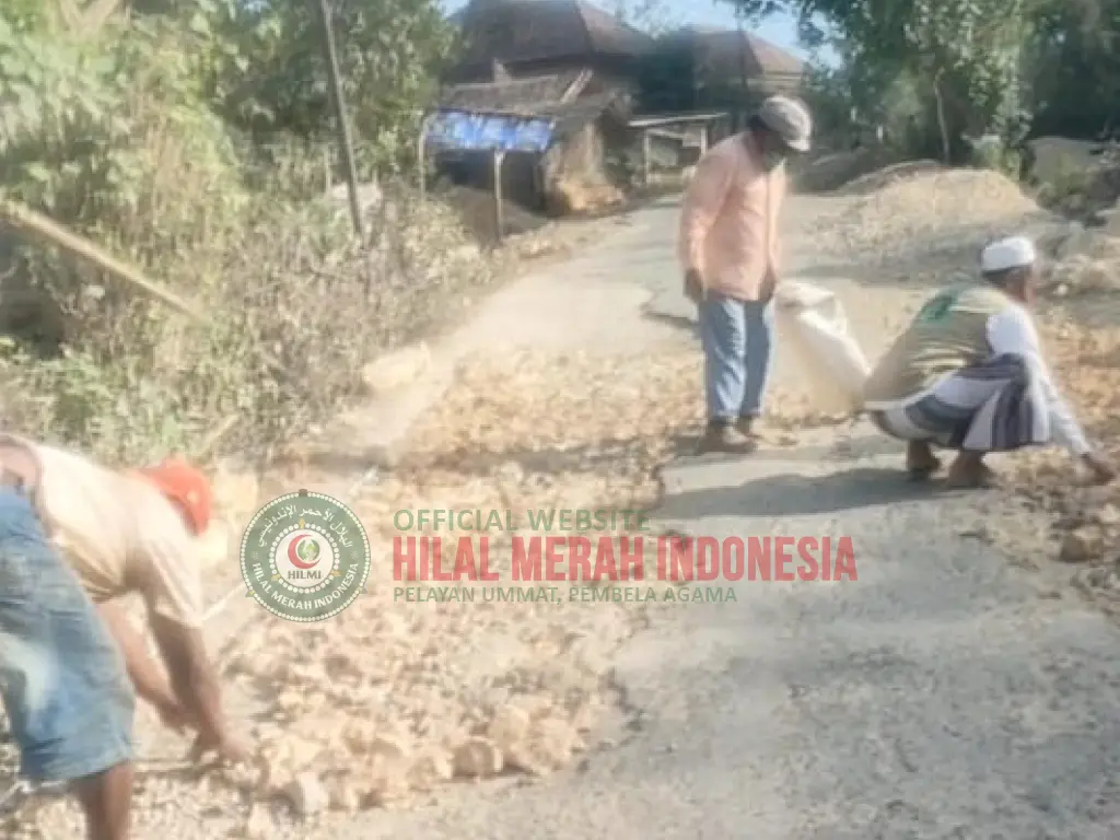 Hilmi Gotong Royong Perbaiki Jalan Satu