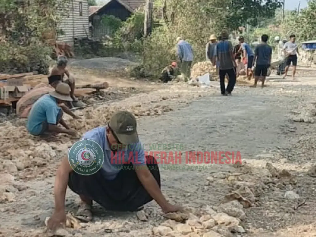 Hilmi Gotong Royong Perbaiki Jalan