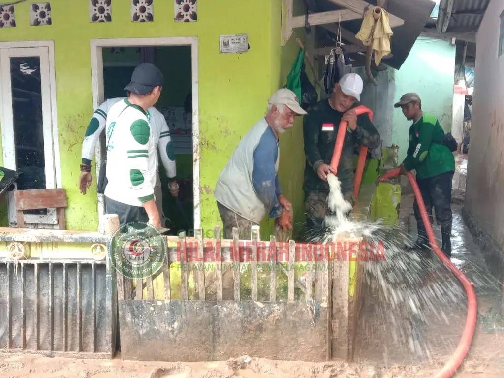 Hilmi Bersihkan Jalan dan Rumah 1