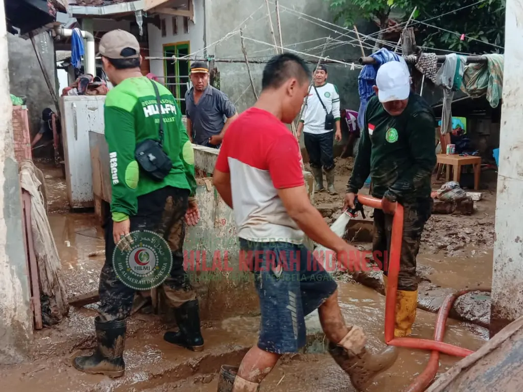 Hilmi Bersihkan Jalan dan Rumah