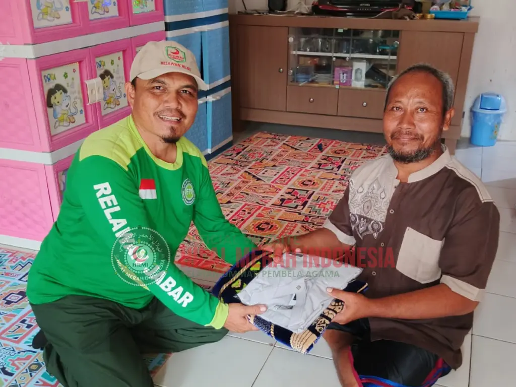 Hilmi Salurkan Sajadah