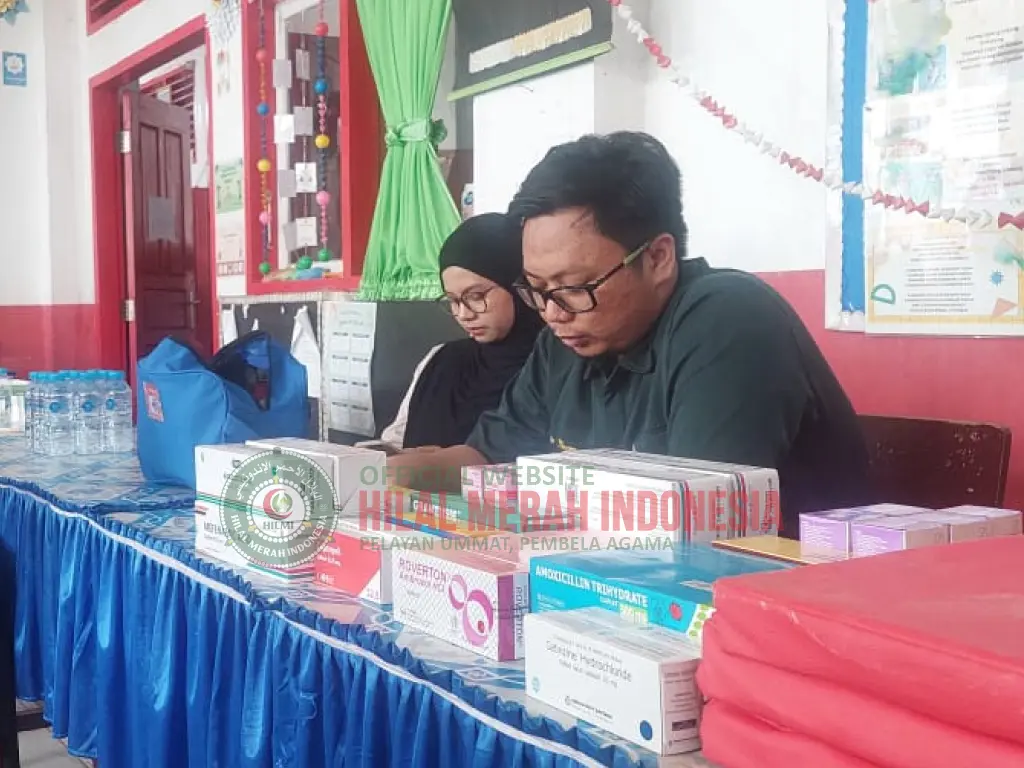 Hilmi Memberikan Pengobatan Gratis
