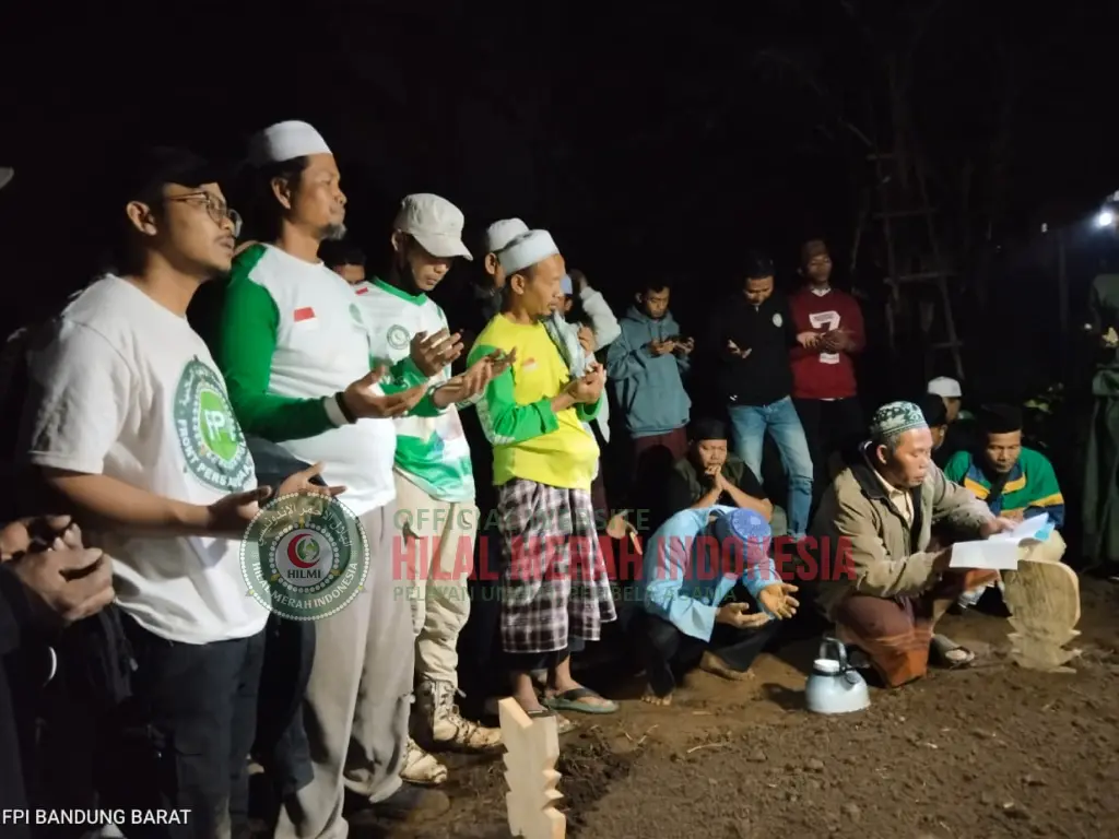 Hilmi Bantu Penguburan Jenazah Korban Longsor 1