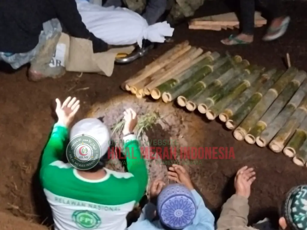 Hilmi Bantu Penguburan Jenazah Korban Longsor