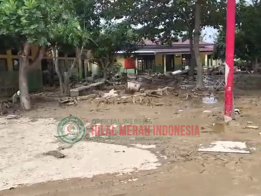 Hilmi Bersihkan SMA Negeri 1 Karang Baru 1