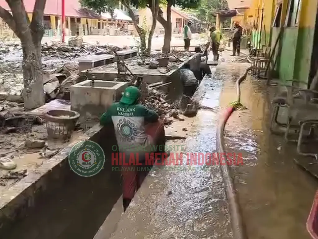 Hilmi Bersihkan SMA Negeri 1 Karang Baru