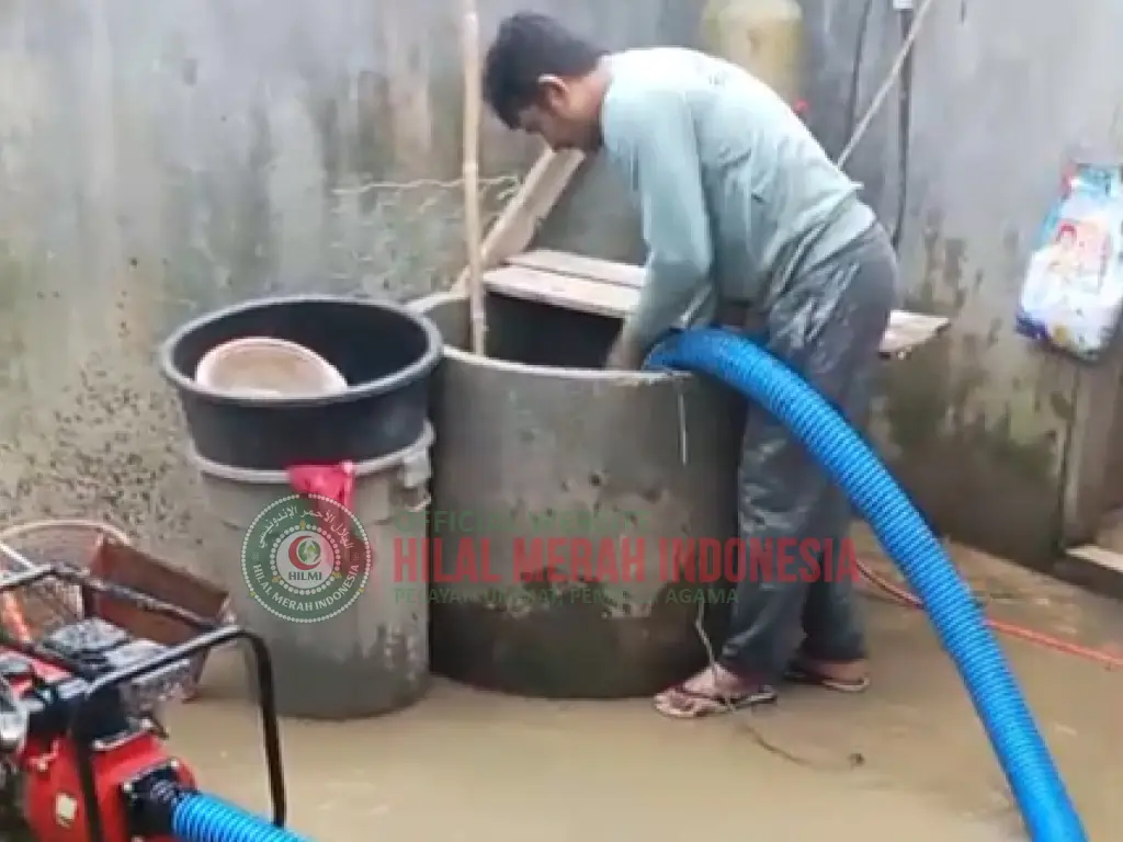 Hilmi FPI Bireuen Bersihkan Sumur Warga 1