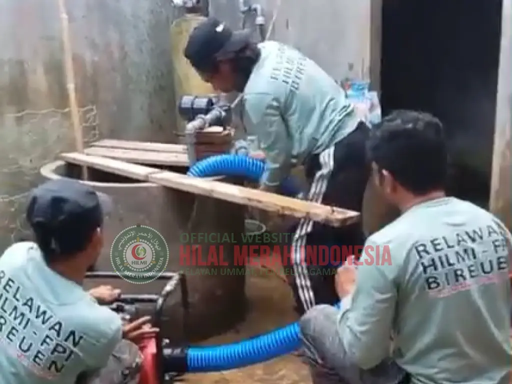 Hilmi FPI Bireuen Bersihkan Sumur Warga