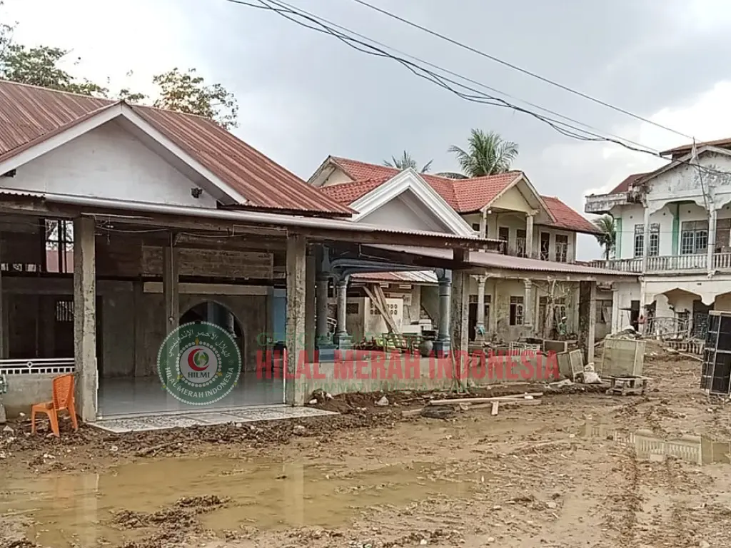 Hilmi LPI Aceh Dan Relawan Nasional Bersihkan Mushola Putri