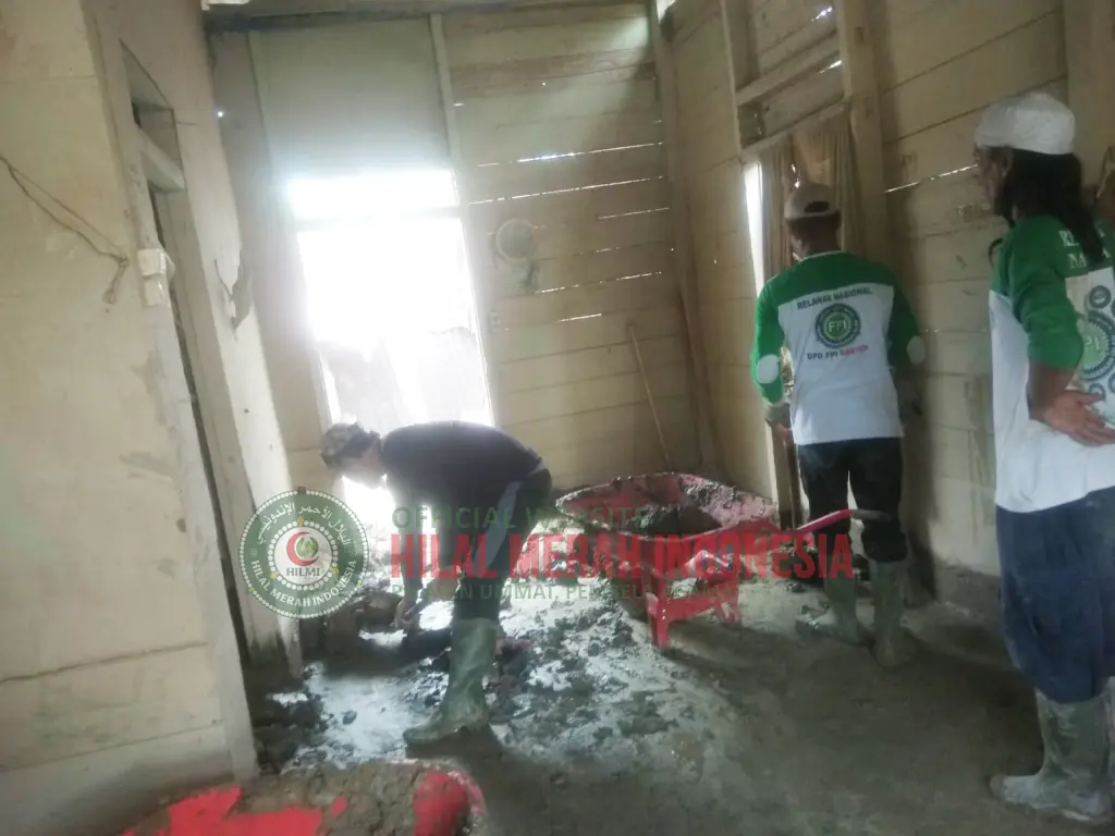 Hilmi Relawan Nasional Bersihkan Dua Rumah Warga