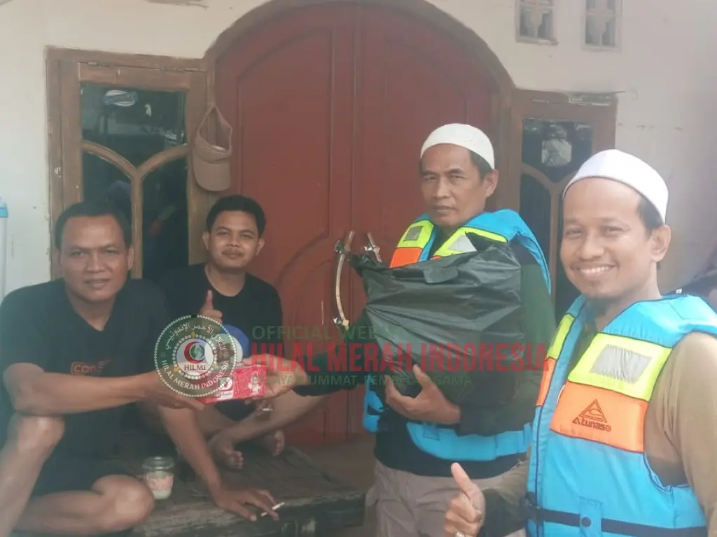 Relawan HILMI FPI Kab. Bekasi Bantu Evakuasi Warga Di Bencana Banjir Kab. Bekasi 1
