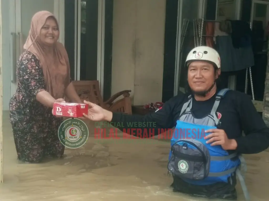 Relawan HILMI FPI Kab. Bekasi Bantu Evakuasi Warga Di Bencana Banjir Kab. Bekasi