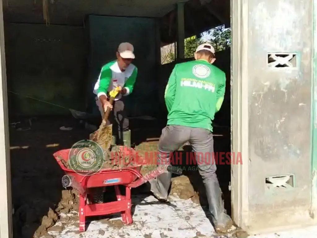 Relawan Nasional HILMI LPI FPI Bersihkan Lumpur Setinggi Selutut 1