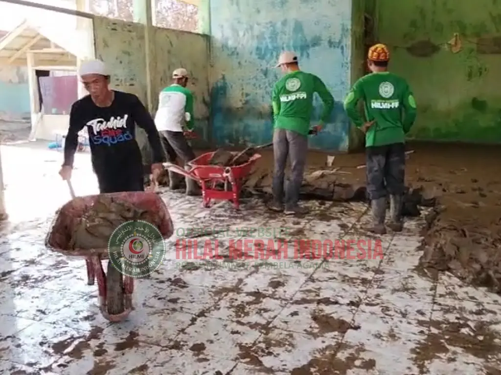Relawan Nasional HILMI LPI FPI Bersihkan Lumpur Setinggi Selutut