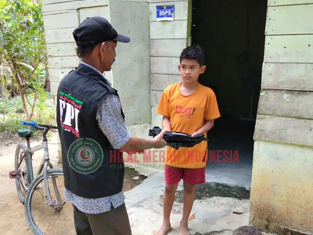 HILMI FPI Aceh Bagikan Tas Sekolah dan Peralatan Sekolah Untuk Anak Korban Banjir