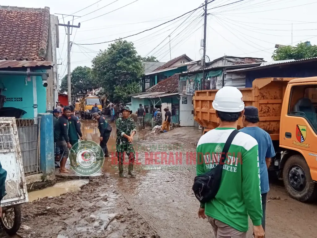 Hilmi Banjir Datang Tengah Malam Merendam Rumah-Rumah Warga 1