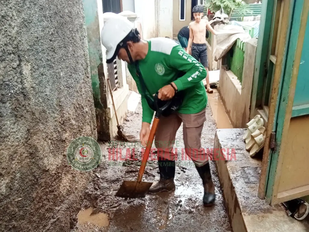 Hilmi Banjir Datang Tengah Malam Merendam Rumah-Rumah Warga