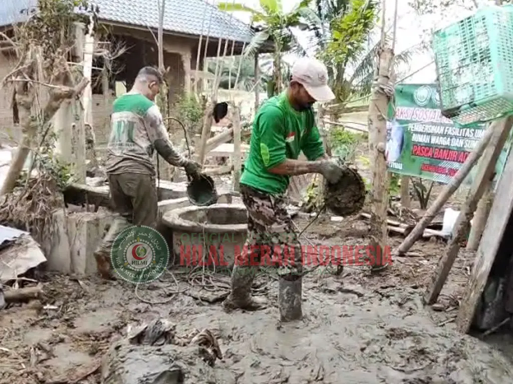 Hilmi FPI Aceh Bersihkan Sumur Warga Pasca Banjir Bandang 1