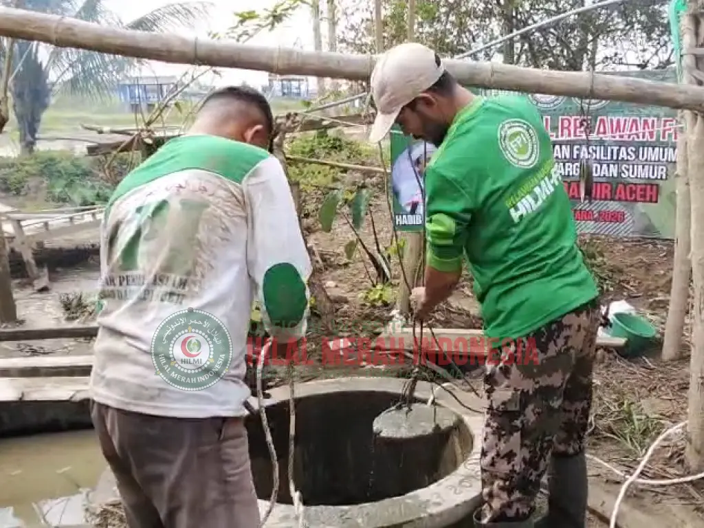 Hilmi FPI Aceh Bersihkan Sumur Warga Pasca Banjir Bandang