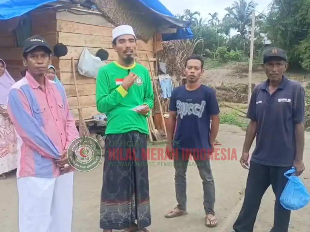 Hilmi FPI Penyerahan Bantuan Atap Seng 1