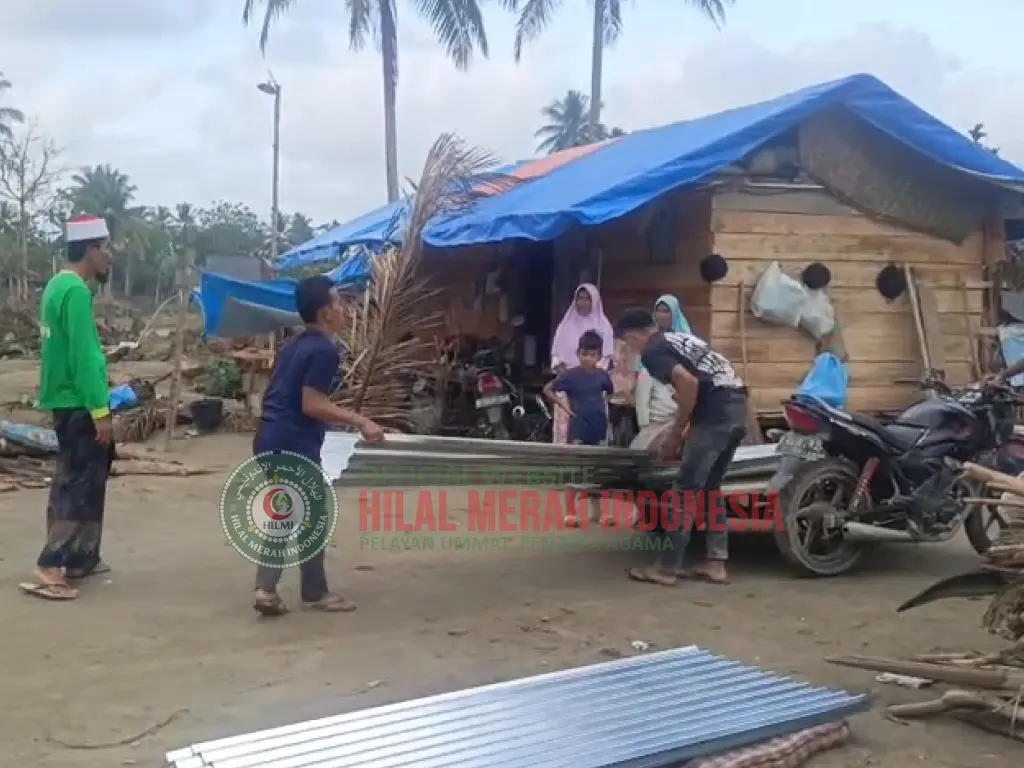 Hilmi FPI Penyerahan Bantuan Atap Seng