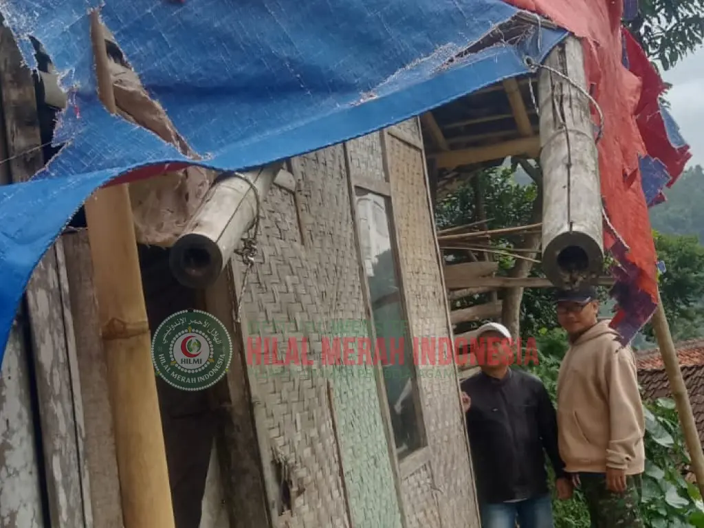 Hilmi Gotong Royong Warga Bersama HILMI-FPI Kab. Tasikmalaya, Rubah Rumah Bilik Bambu Rapuh Menjadi Rumah Kokoh Yang Nyaman