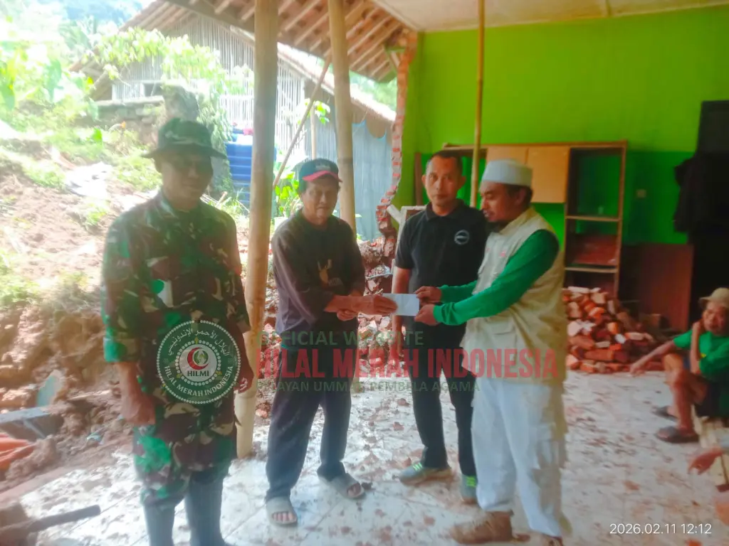 Hilmi Hujan Deras Picu Longsor, Tembok Rumah Bapak Haris Senjaya Warga Ciamis Jebol 1