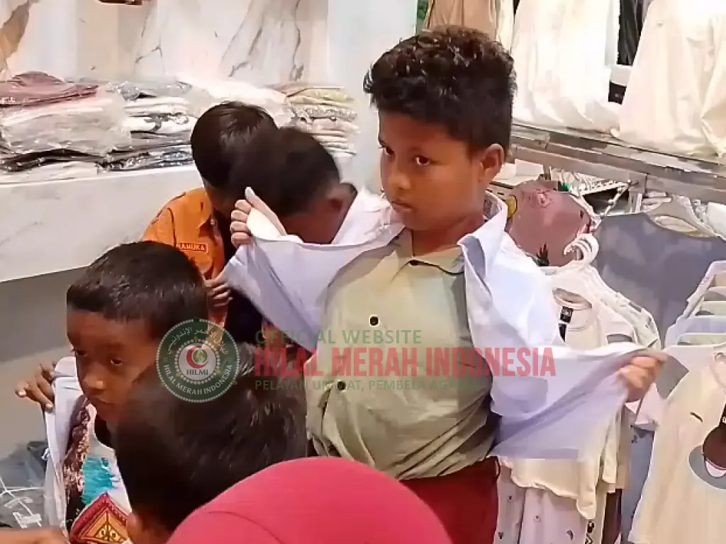 Hilmi Relawan FPI Aceh Berikan Bantuan Zakat Berupa Seragam Sekolah