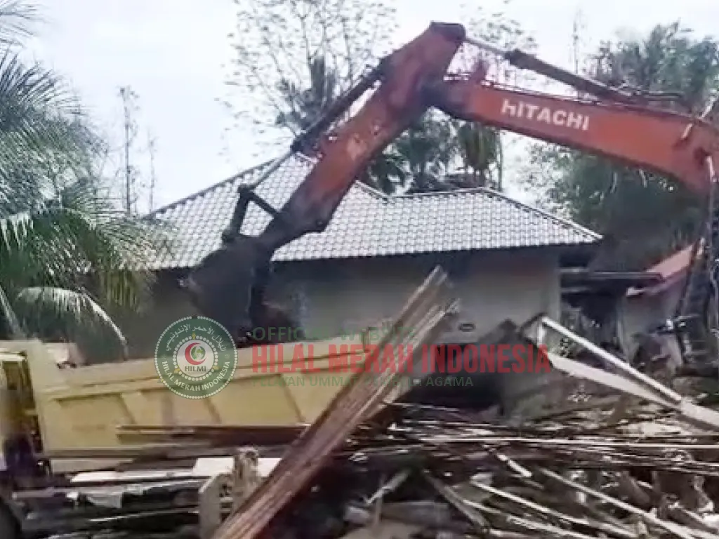 Hilmi Relawan FPI Aceh dan Relawan Nasional Pulihkan Rumah Warga