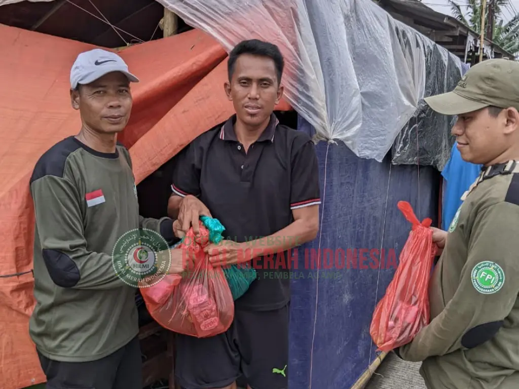 Hilmi Relawan FPI Banten Bersihkan Masjid, Majlis, dan Pondok Pesantren
